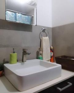 危地马拉Apartamento zona 4 Guatemala y Parqueo的浴室设有白色水槽和镜子
