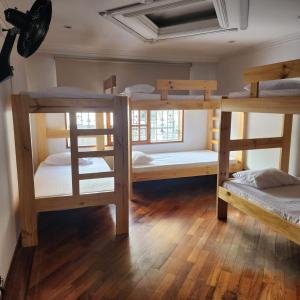 麦德林Paisa Hostel Medellín的一间客房内设有四张双层床的房间