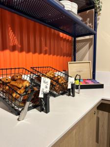 卢代阿克ibis budget Loudéac Vélodrome的面包柜台,陈列着糕点架