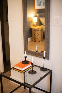 洛杉矶Luxury Apartment In The Prime Hollywood Location的书上放着两根蜡烛的玻璃桌