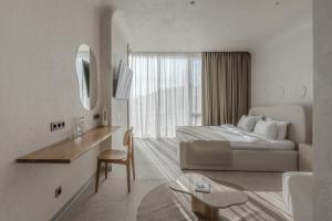 敖德萨Sfumato Rooms的白色的酒店客房,配有床和镜子