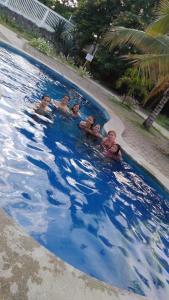 奥隆La Cabaña de Victor的一群人在游泳池游泳