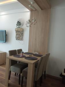 科帕奥尼克President Kop Apartman 106的一间带木桌和椅子的用餐室
