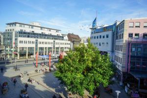 耶拿3-Raum City-Appartement Jena的城市中一棵树的一群建筑物
