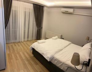 伊斯坦布尔OSMANBEY DUPLEX Apartment 3的一间卧室配有一张床,上面有两条毛巾