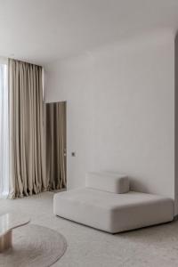 敖德萨Sfumato Rooms的白色的客房配有床和窗帘