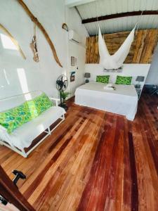 勒莫尔尼Residence Ma Vie Là Ltee的一间卧室设有两张床,铺有木地板