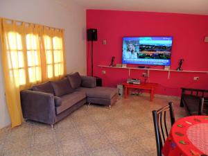 乌尼翁镇Alquiler de casa El Oeste的带沙发和平面电视的客厅