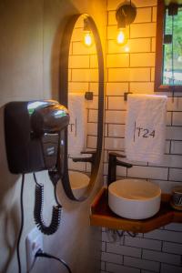 伊比乌纳T24 Tinyhouse Container的浴室配有吹风机和水槽