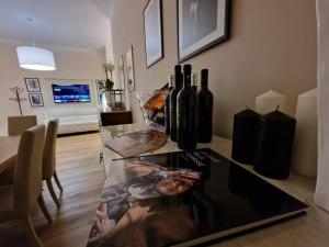 奥里斯塔诺Guest House Canalis 17的一张玻璃桌,上面放着一大堆葡萄酒瓶