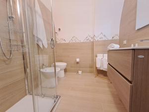 卢切拉la casa sull arco的一间带卫生间和玻璃淋浴间的浴室