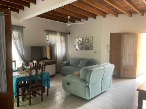 普拉亚埃尔莫萨Villa Hermosa的客厅配有沙发和桌子