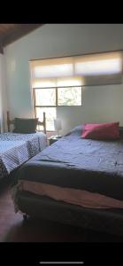 普拉亚埃尔莫萨Villa Hermosa的一间卧室设有一张大床和一个窗户。