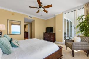 彭萨科拉Beach Front Luxury, Amazing Views,150 - 5 Stars, 19th Floor- Indigo Condo的一间卧室配有一张床和吊扇