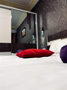 安曼拜尔克尼酒店的床上的红色枕头