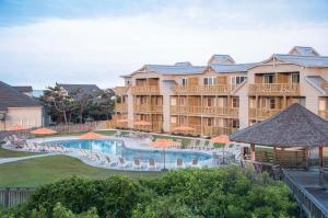 达克Sanderling Resort Outer Banks的享有带游泳池和椅子的度假村景色