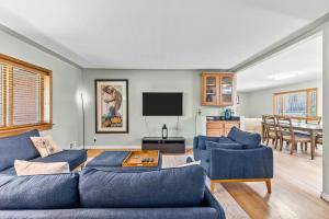 麦岭3875 Dover St - Wheat Ridge的客厅配有蓝色的沙发和电视