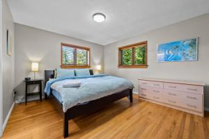 麦岭3875 Dover St - Wheat Ridge的一间卧室设有一张床和两个窗户。