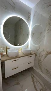 德勒Golden House的浴室设有2个水槽和镜子