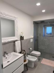 蒙特卡蒂尼泰尔梅Appartamento Casa Roby的浴室配有白色水槽和卫生间。
