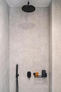 雷夫卡达镇Allure Wellness Retreat的墙上设有灯光淋浴的浴室