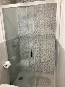 蒙特卡蒂尼泰尔梅Appartamento Casa Roby的浴室里设有玻璃门淋浴