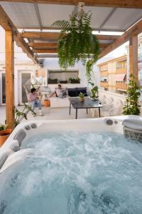 卡拉德莫尔Naim Playa的客厅中央的热水浴池