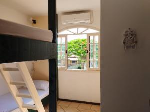 弗洛里亚诺波利斯Santa Catarina Hostel的客房设有两张双层床和一扇窗户。