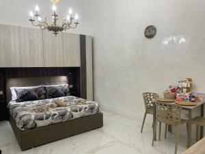 波蒂奇Casa Vacanze Riccardi的一间卧室配有一张床、一张桌子和一个吊灯。