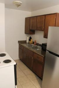 代顿Relaxing 1-Bedroom Apartment In Dayton的厨房配有白色冰箱和炉灶。