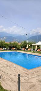 阿科Hotel Everest Arco的度假村内的大型蓝色游泳池