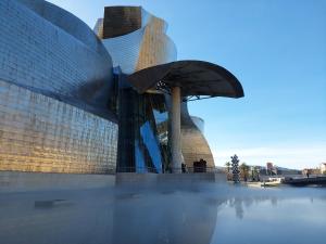 毕尔巴鄂Bilbao Center Apt PARKING的一座大型玻璃建筑,上面有圆顶