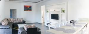迪亚尼海滩4 U Luxury Bungalows Diani的客厅配有沙发和桌子