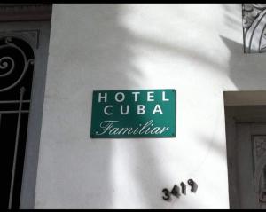 布宜诺斯艾利斯Hotel Cuba的建筑一侧的标志,上面写着酒店古巴女权主义
