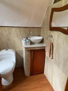 巴尼奥斯The lookout Hideaway cabin的浴室配有白色卫生间和盥洗盆。