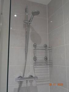Cross GatesBeautiful 4 bed house in Leeds的带淋浴的浴室,带玻璃门