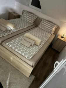 卡鲁德杰尔斯科巴尔Cottage Nena Tara的一张床上有两个枕头的房间