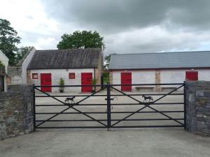 BennettsbridgeThe Stable, Bennettsbridge, Kilkenny的两座红色门的黑色门