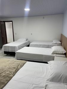 格拉瓦塔伊Pousada Route 58的一间客房内设有四张床的房间