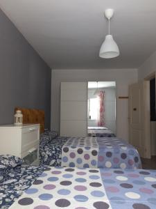 坎德拉里亚Apartamento en Tenerife Islas Canarias的一间卧室配有两张床和梳妆台。