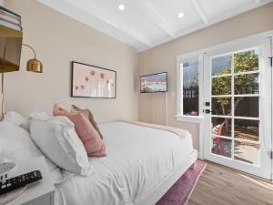 圣地亚哥Classic Beach Bungalow - Parking, Private Patio & Pet Friendly!的卧室配有白色的床和窗户。