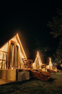 乌巴雅拉Pousada Vale da Neblina的夜间小屋,灯光照亮