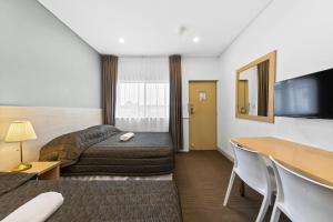 悉尼西城汽车旅馆的酒店客房配有两张床和一张书桌