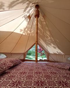 San FranciscoAlouatta Playa Coyote的一个带一张床的大帐篷