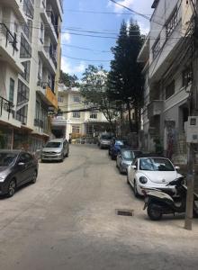 大叻Moc Tra Hotel的路边有汽车的街道