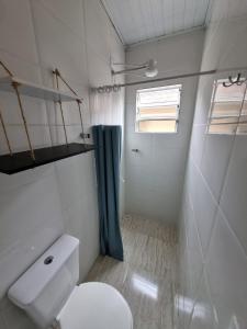 圣塞巴斯蒂安Ohana's Flat Maresias的一间带卫生间和淋浴的小浴室