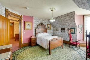 洛迪Lodi Hill House的一间卧室配有一张床和一把椅子