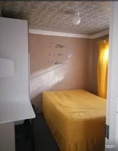 索韦托GLOBAL PRIDE的一间墙上写着书写的带床的房间