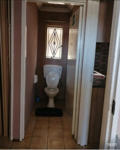 索韦托GLOBAL PRIDE的一间带卫生间和窗户的小浴室