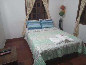 莱瓦镇Hostal central的一间卧室配有带毛巾的床